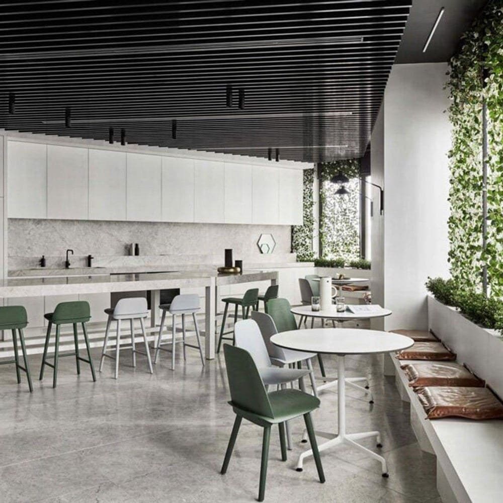 Comedor de oficinas con piso continuo de Tundra Grey en placa grande