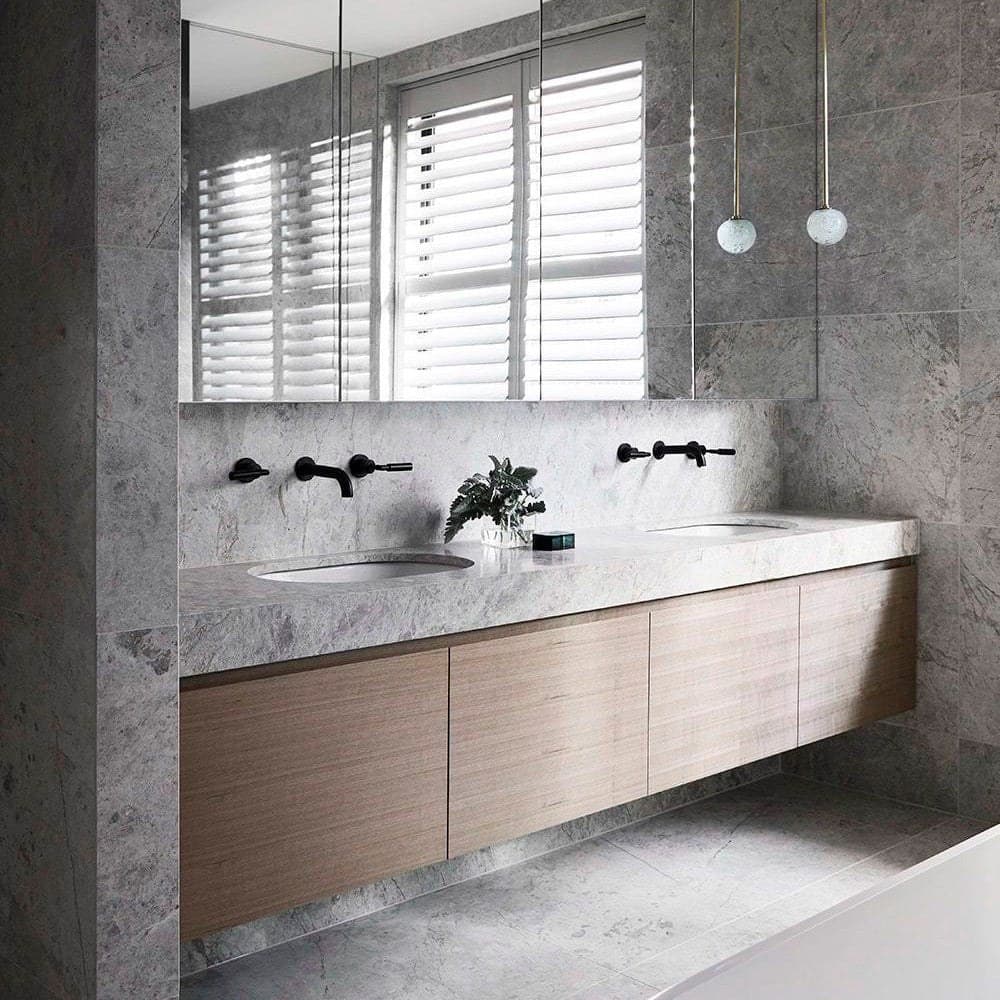 Baño con mesada doble y revestimiento de Tundra Grey