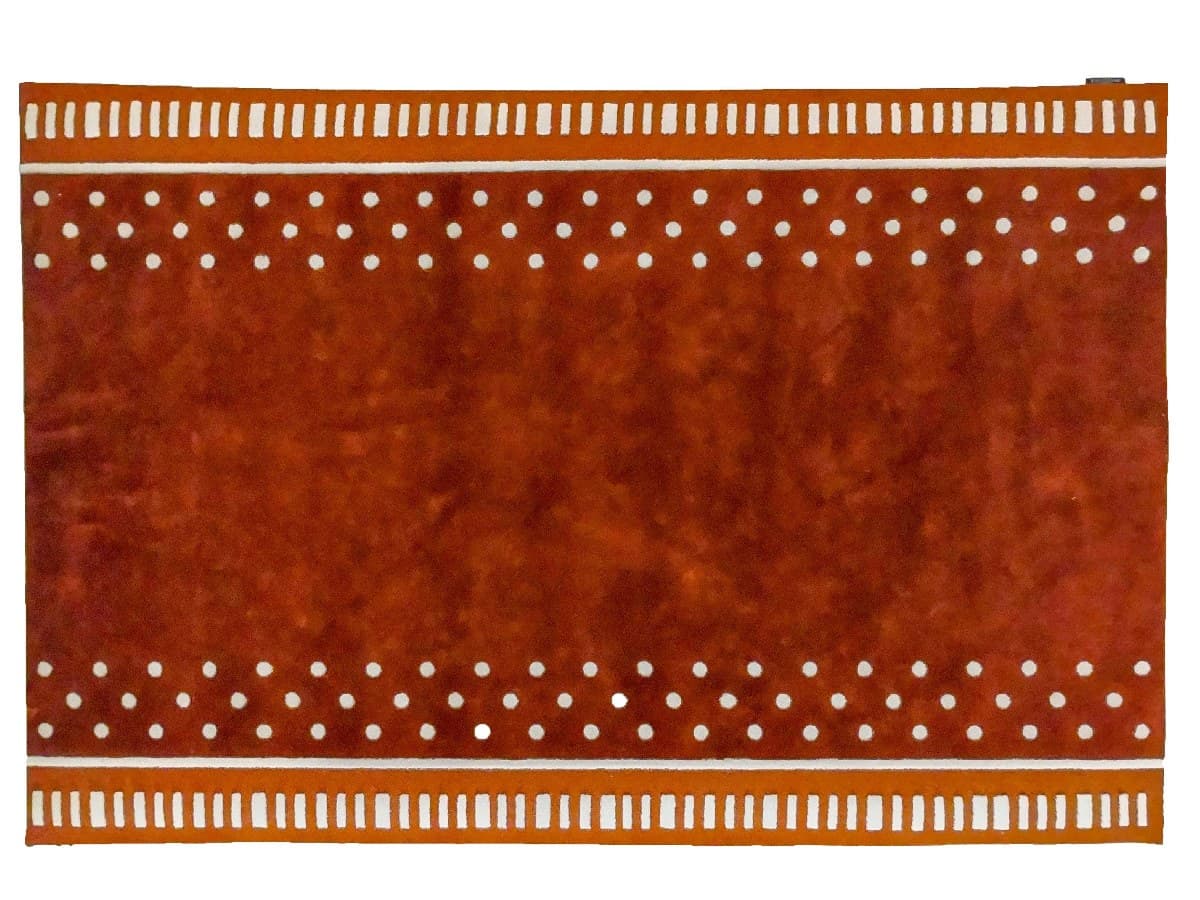 Campo terracota con cenefas de lunares y barras blancas