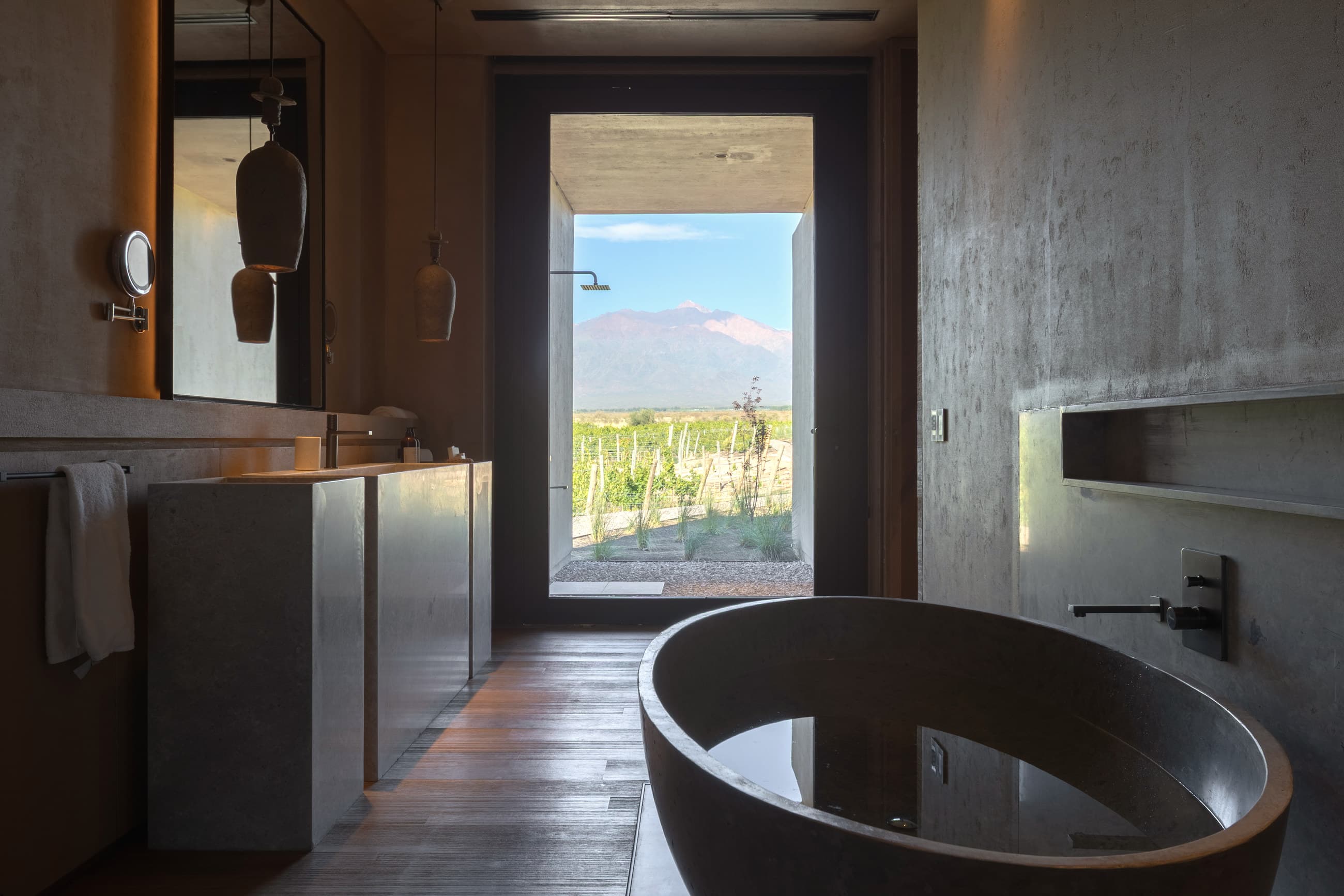 Baño con bañera ovalada tallada en piedra