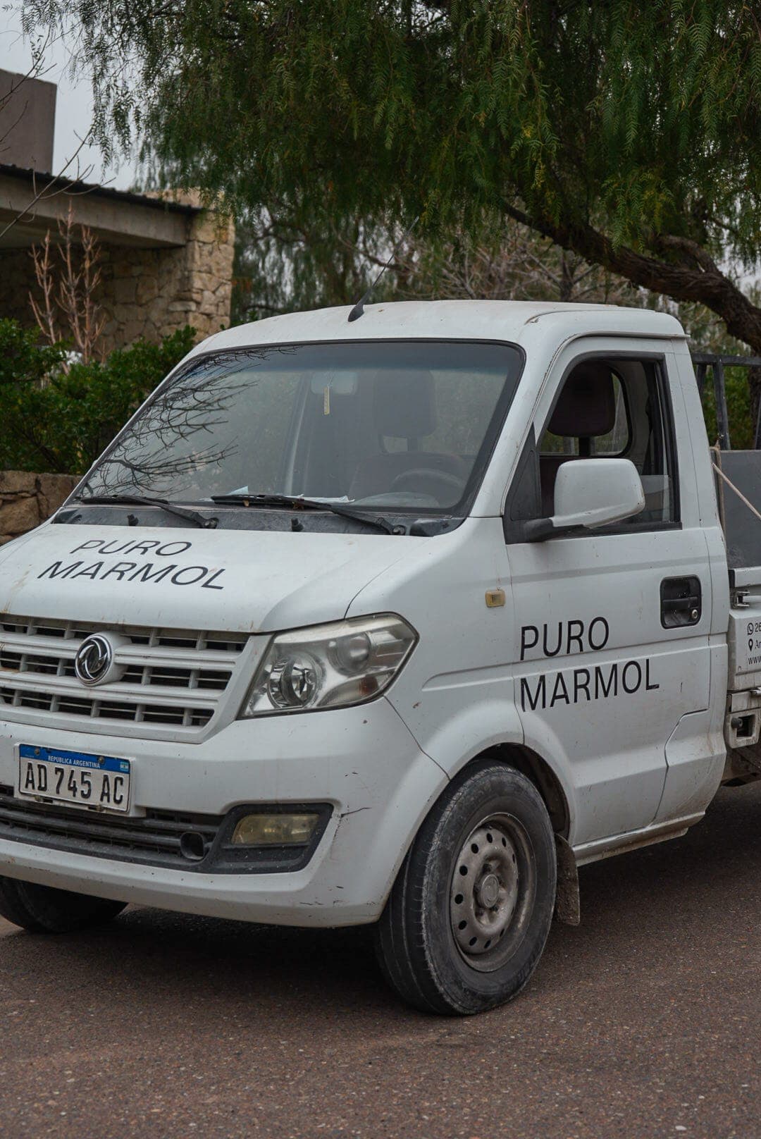 Camioneta de Puro Mármol cargada para una entrega