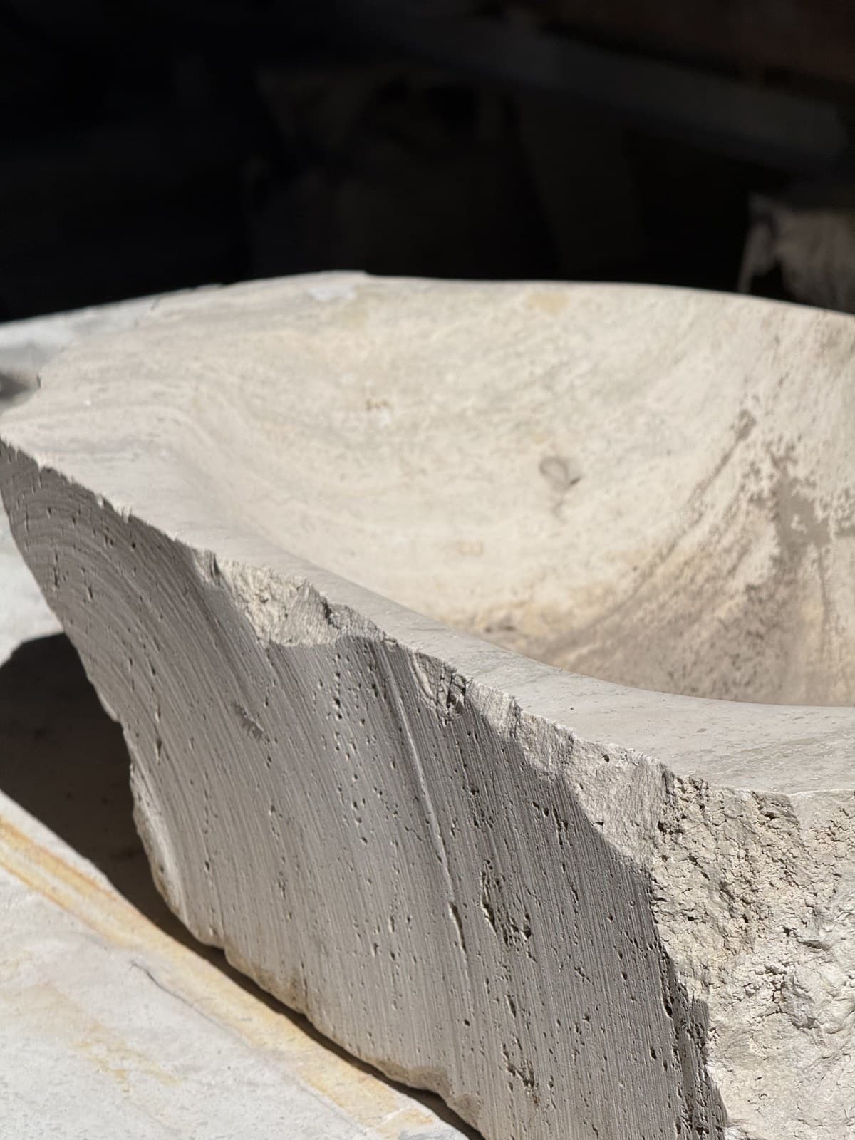 Bacha de travertino tallada de una sola pieza, todavía en bruto