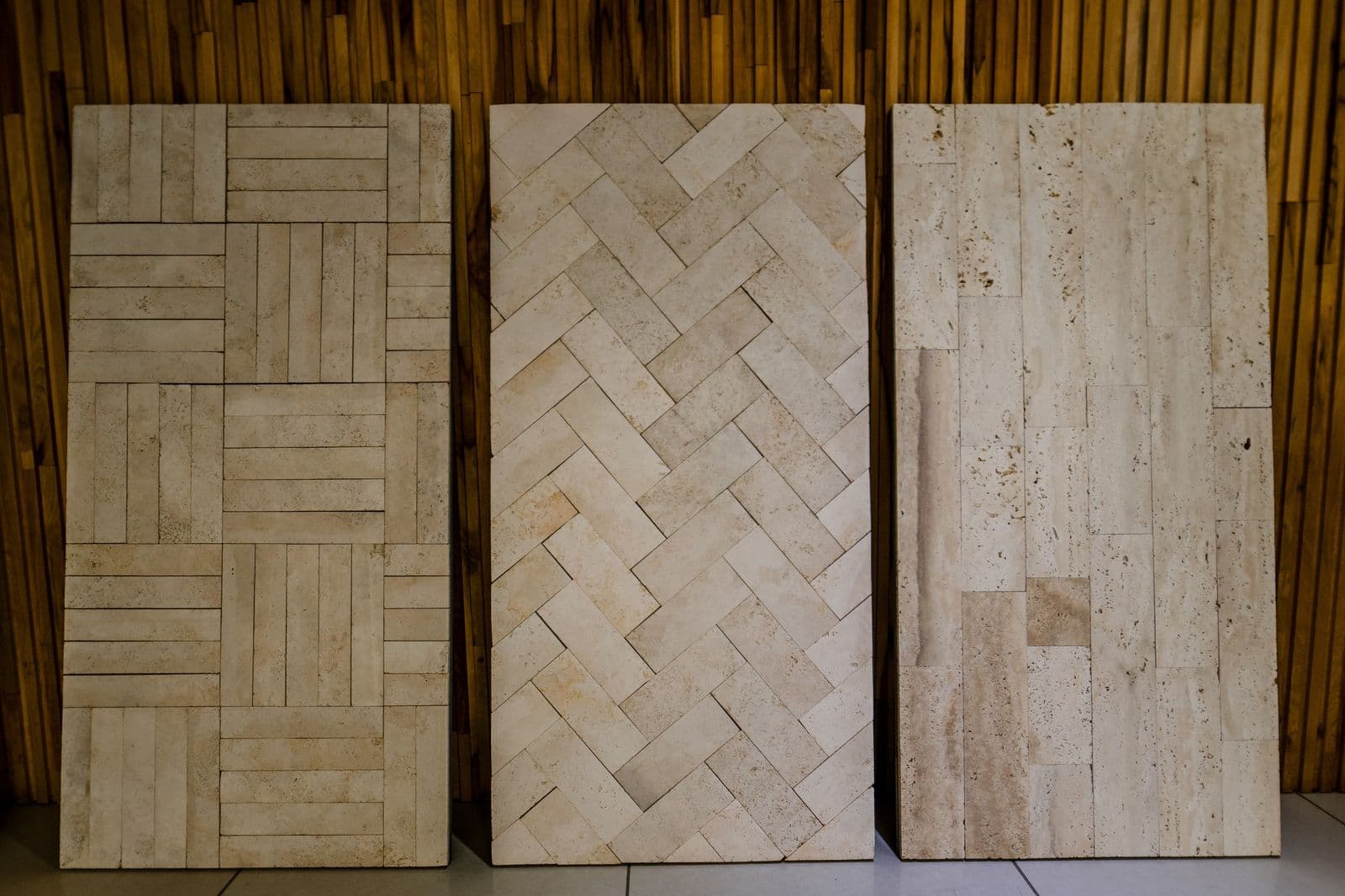 Tres paneles de travertino con distintos dibujos de colocación