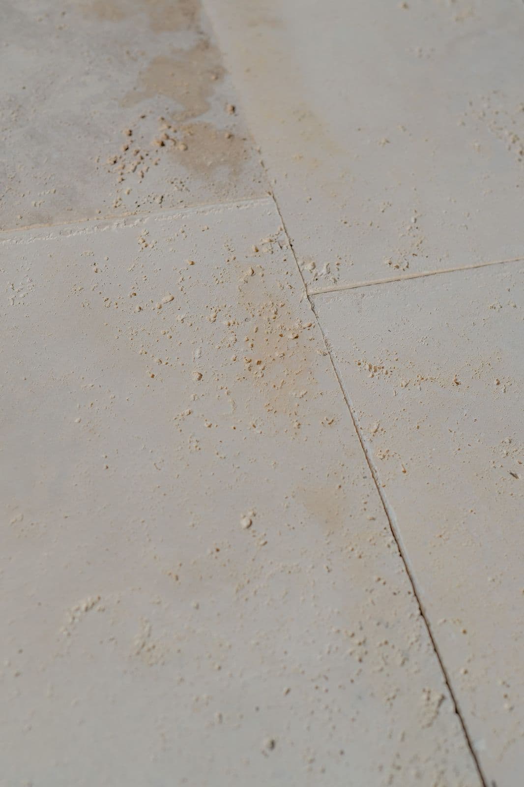 Placas de travertino cortadas, una junto a la otra